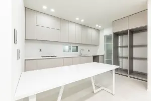 실용적인 모던 베이지톤 주방 인테리어